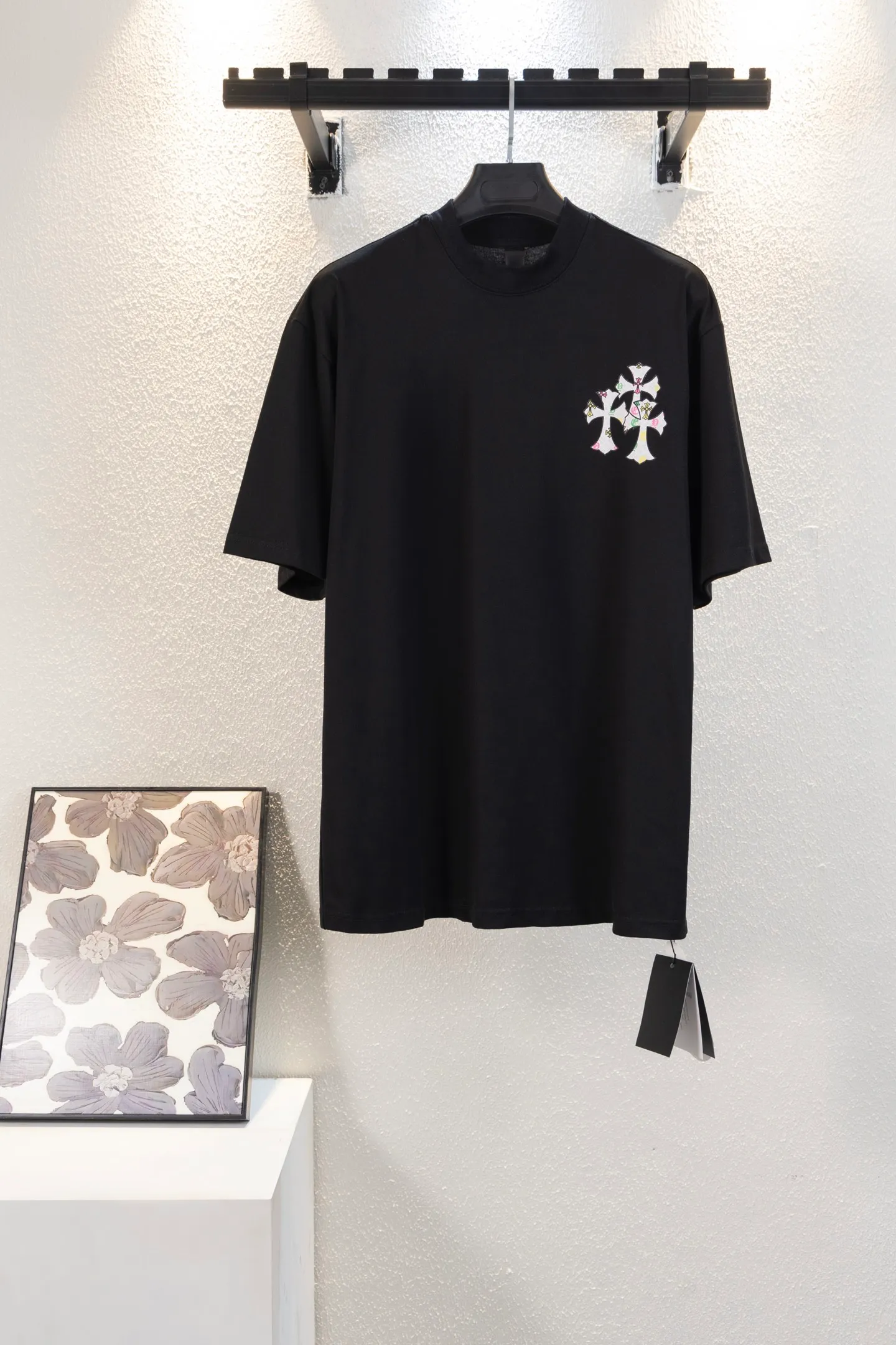 🅿️170 top version model number k8045 CH Kejia Sanskrit cross heavy embroidery T-shirt! Every one of Crow's products is really unique. Every piece has a back view. This leather label design is really cool. The leather label and silver jewelry design make the whole dress the icing on the cake. The texture of the whole short-sleeved piece is really amazing. It is made of 260g pure cotton fabric! 100% authentic to the official version, with all the details. All cuffs, shoulder seams, armholes, and necklines are all double-needle crimping. This is the rigorous craftsmanship that big brands should have. Details determine quality. The original washed tag packaging is full of style! The whole piece adopts three-needle and five-thread technology (neckline-shoulder seam-sleeve seam-double-pressed thread, which looks more three-dimensional and textured) and has the same craftsmanship as the original original, with a classic version, small dropped shoulders, and a micro silhouette! Color: Black White Size: XS-L